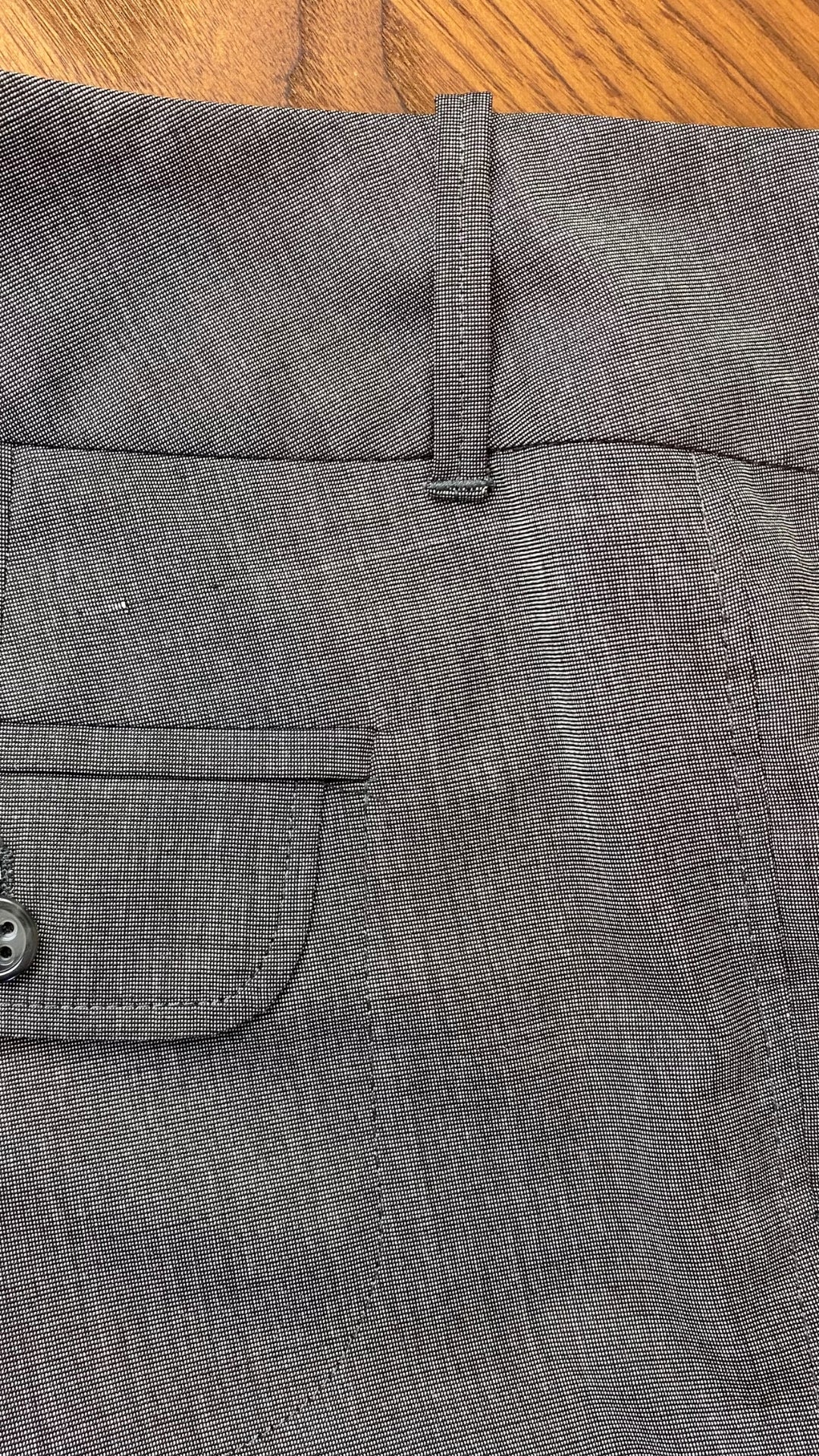 Pantalon gris droit fluide Gardeur, taille estimée à 6. Vue de la ligne dans le tissu.