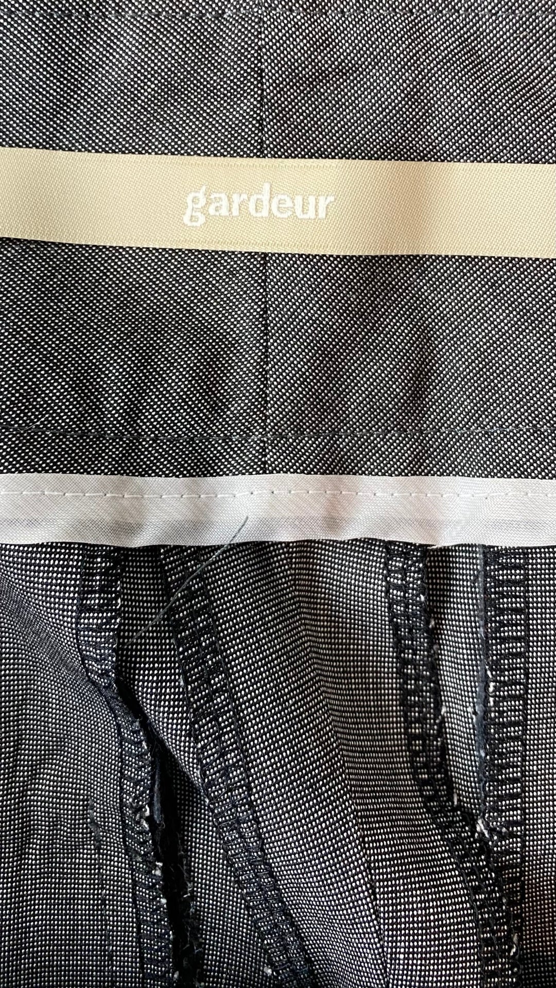 Pantalon gris droit fluide Gardeur, taille estimée à 6. Vue de l'étiquette de marque.
