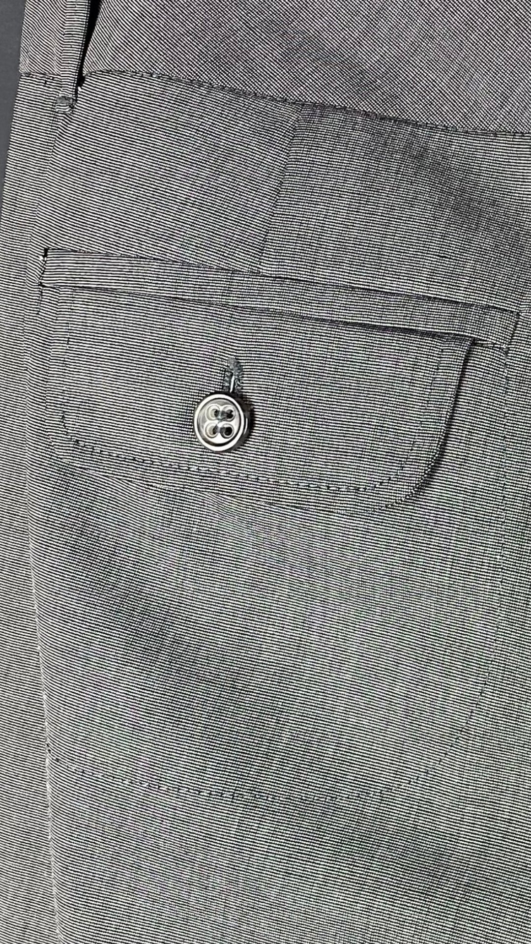 Pantalon gris droit fluide Gardeur, taille estimée à 6. Vue de la poche arrière.