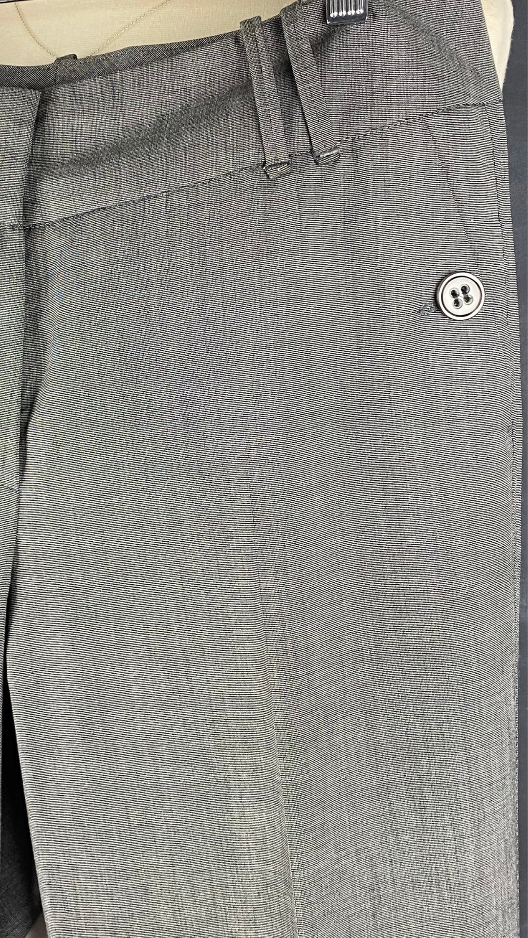 Pantalon gris droit fluide Gardeur, taille estimée à 6. Vue de la poche avant.