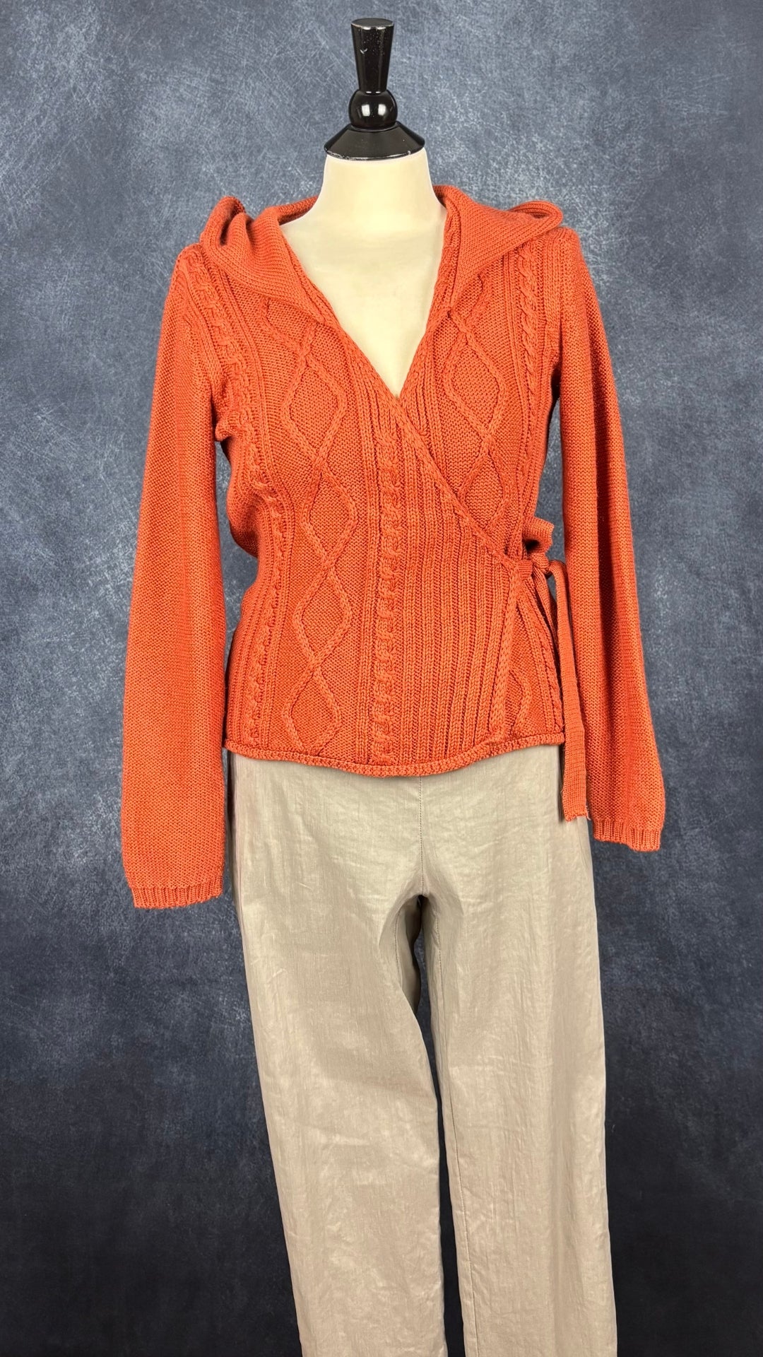 Pantalon gris vert écourté en mélange de lin Sarah Pacini, taille 2 (m). Vue de l'agencement avec le chandail cache-coeur en tricot rouille.