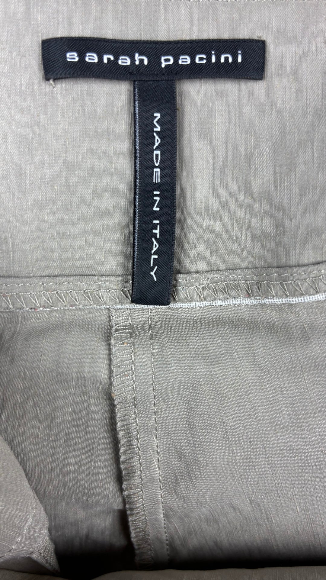 Pantalon gris vert écourté en mélange de lin Sarah Pacini, taille 2 (m). Vue de l'étiquette.