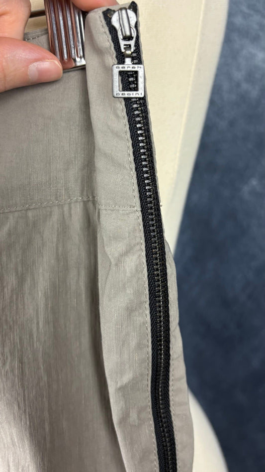 Pantalon gris vert écourté en mélange de lin Sarah Pacini, taille 2 (m). Vue de près de la fermeture à glissière sur le côté du pantalon.