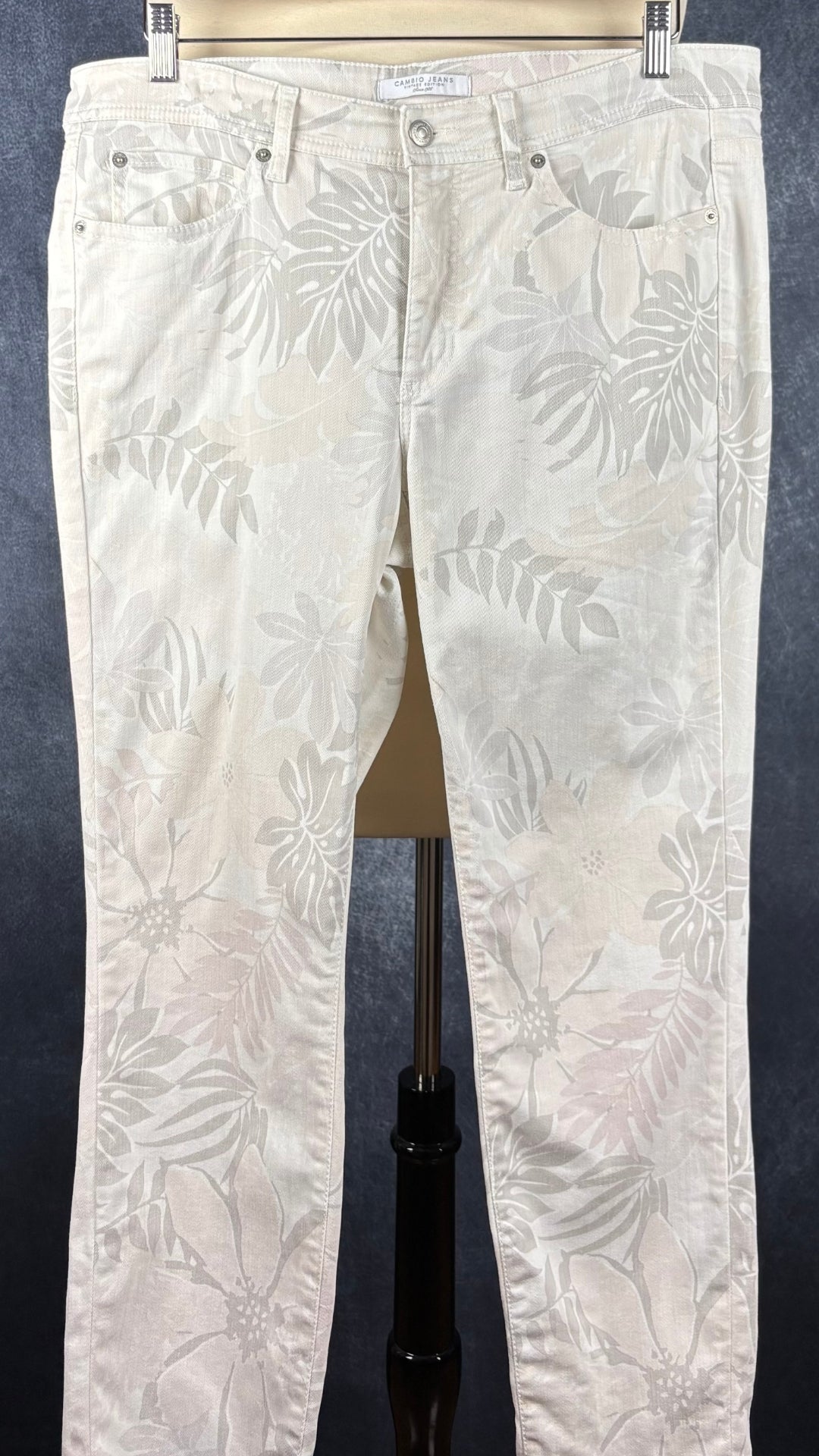 Pantalon style jeans à motifs tropicaux Cambio, taille estimée à large. Vue de face.