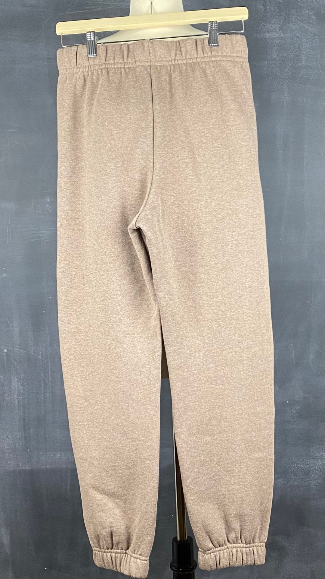 Pantalon jogger ouaté confort suprême Seve & Co. disponibles en plusieurs tailles. Vue de dos.