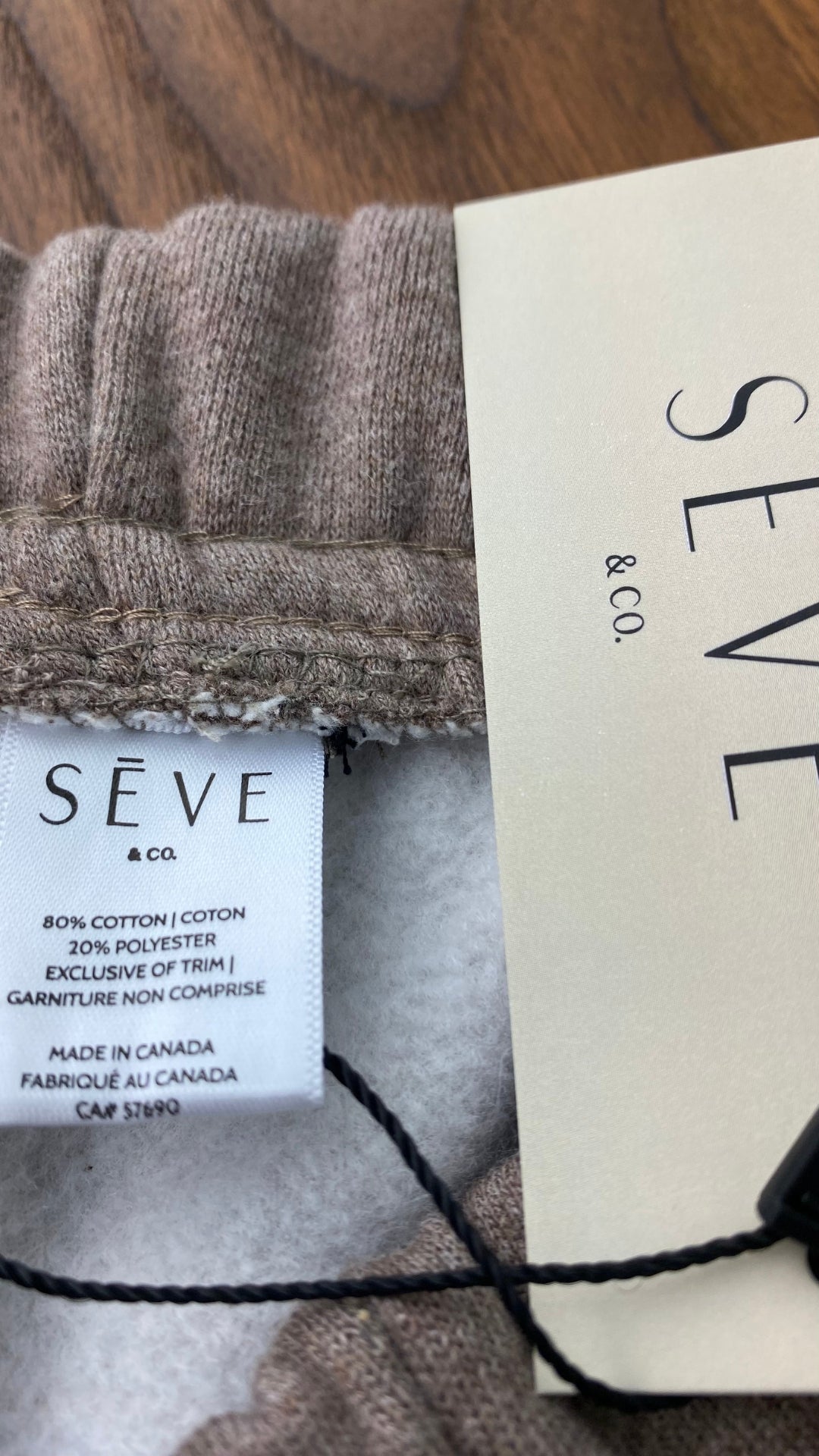 Pantalon jogger ouaté confort suprême Seve & Co. disponibles en plusieurs tailles. Vue de l'étiquette de composition.