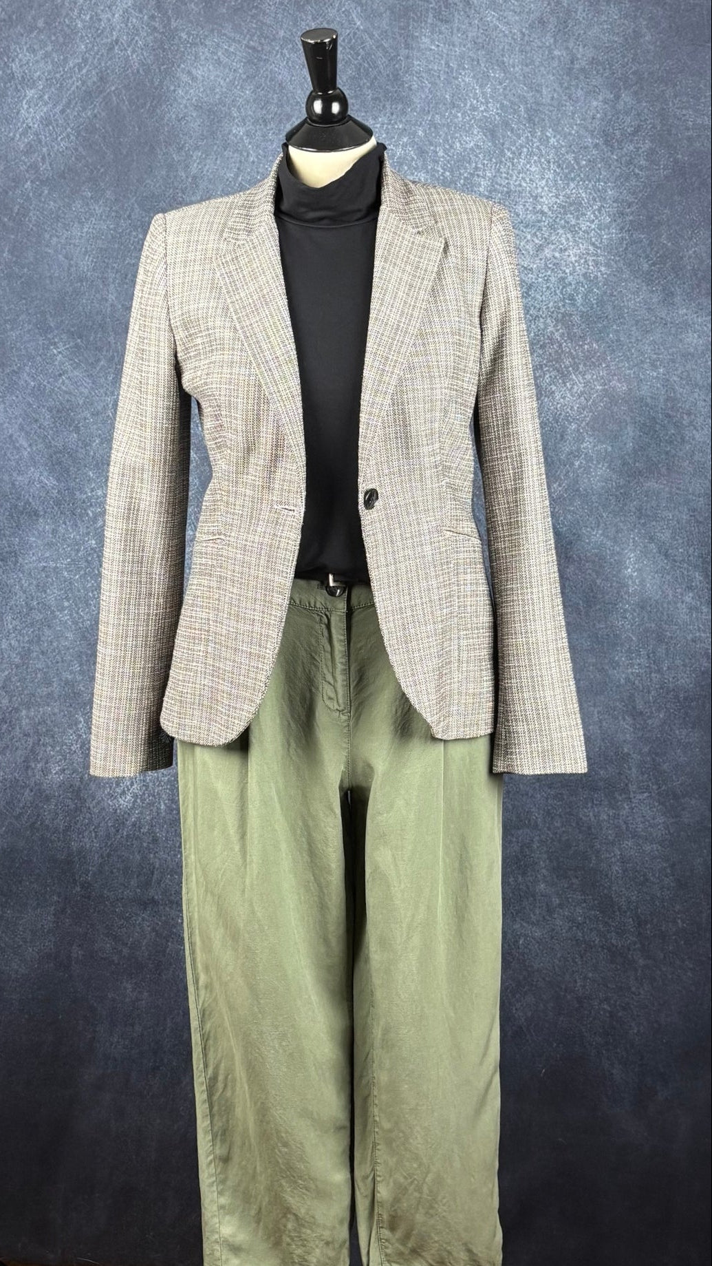 Pantalon léger vert olive écourté modèle Lisa, de Olsen, taille estimée à m/l. Vue de l'agencement avec la camisole noire à col montant Joelle et le blazer Teenflo.