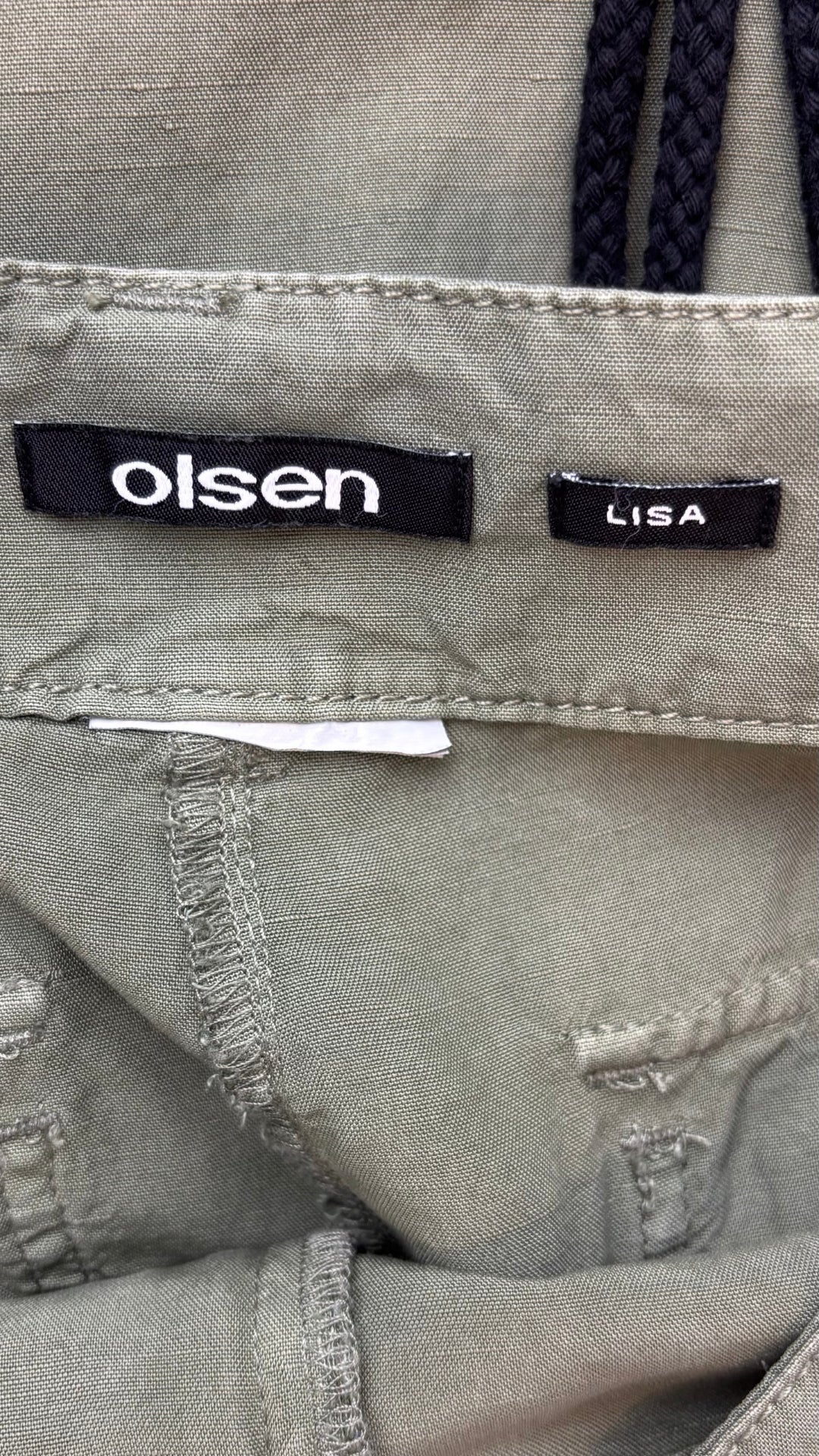 Pantalon léger vert olive écourté modèle Lisa, de Olsen, taille estimée à m/l. Vue de l'étiquette.