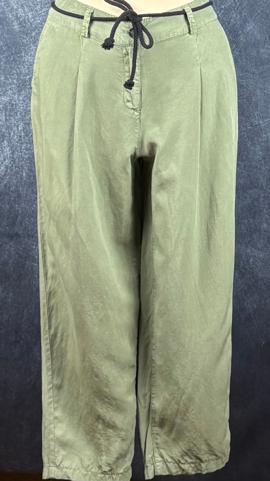 Pantalon léger vert olive écourté modèle Lisa, de Olsen, taille estimée à m/l. Vue de face, sur le mannequin.
