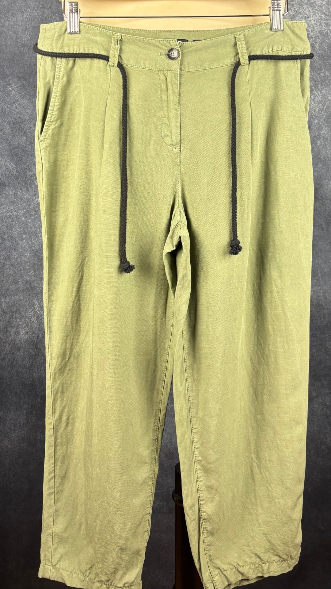 Pantalon léger vert olive écourté modèle Lisa, de Olsen, taille estimée à m/l. Vue de face, sur le cintre.