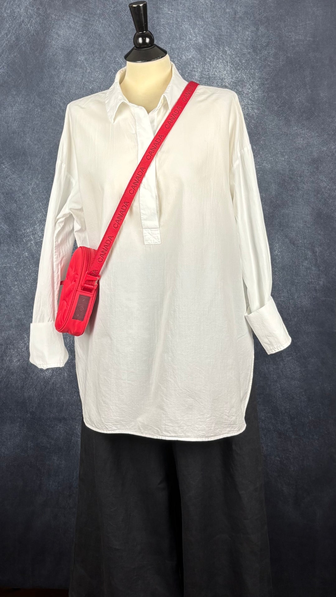 Pantalon en lin noir-bleu à taille froncée élastique by Anthropologie, taille medium. Vue de l'agencement avec la blouse blanche Cos et le sac à main Lululemon.