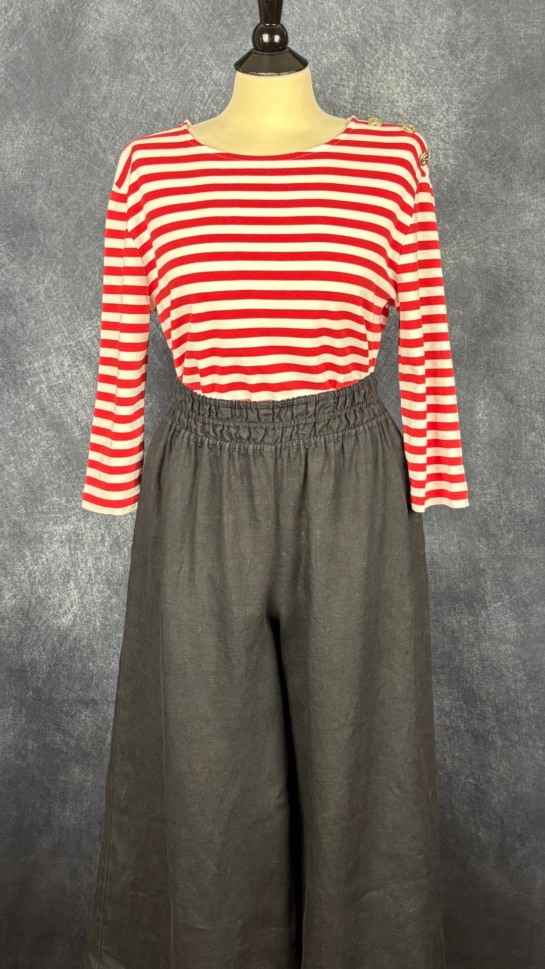 Pantalon en lin noir-bleu à taille froncée élastique by Anthropologie, taille medium. Vue de l'agencement avec la marinière rouge et blanche Oui.