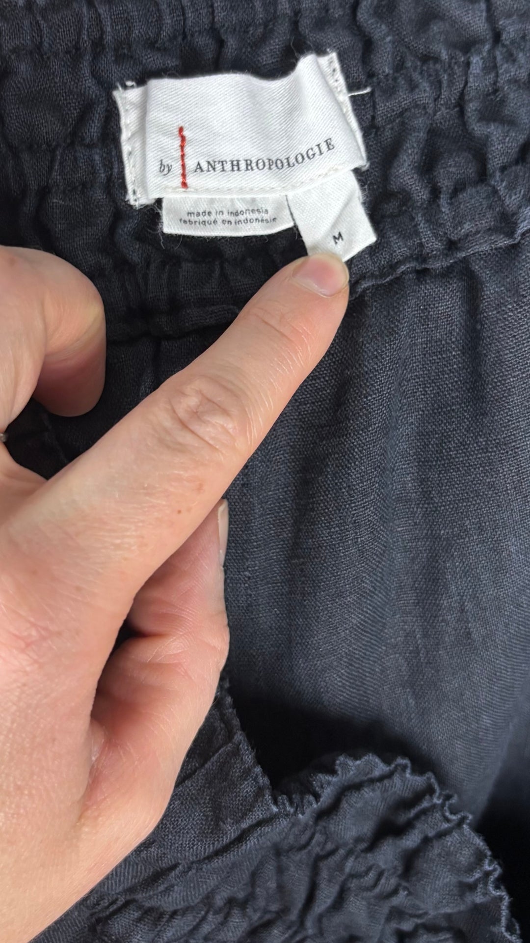 Pantalon en lin noir-bleu à taille froncée élastique by Anthropologie, taille medium. Vue de l'étiquette.