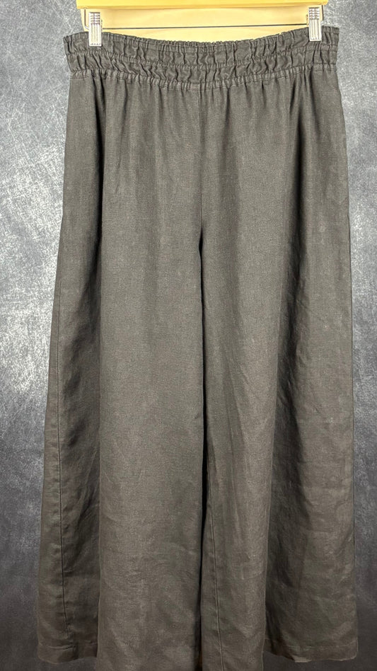 Pantalon en lin noir-bleu à taille froncée élastique by Anthropologie, taille medium. Vue de face, sur cintre.