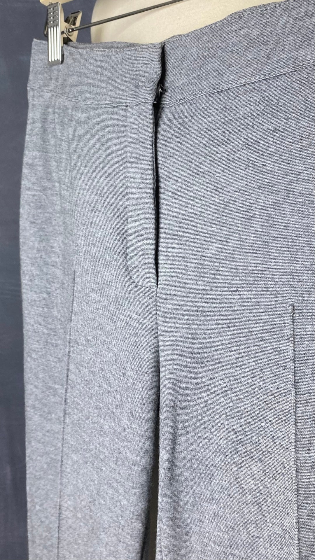 Pantalon luxueux extensible gris chiné Akris Punto, taille 34. Vue des détails de devant.