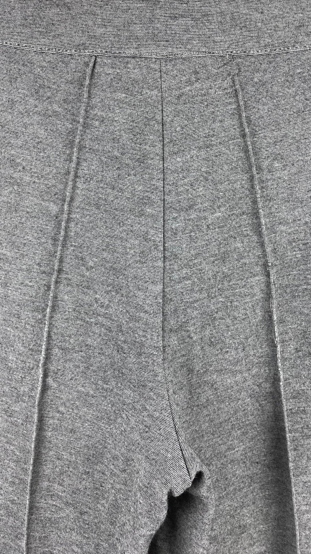 Pantalon luxueux extensible gris chiné Akris Punto, taille 34. Vue des détails de dos.