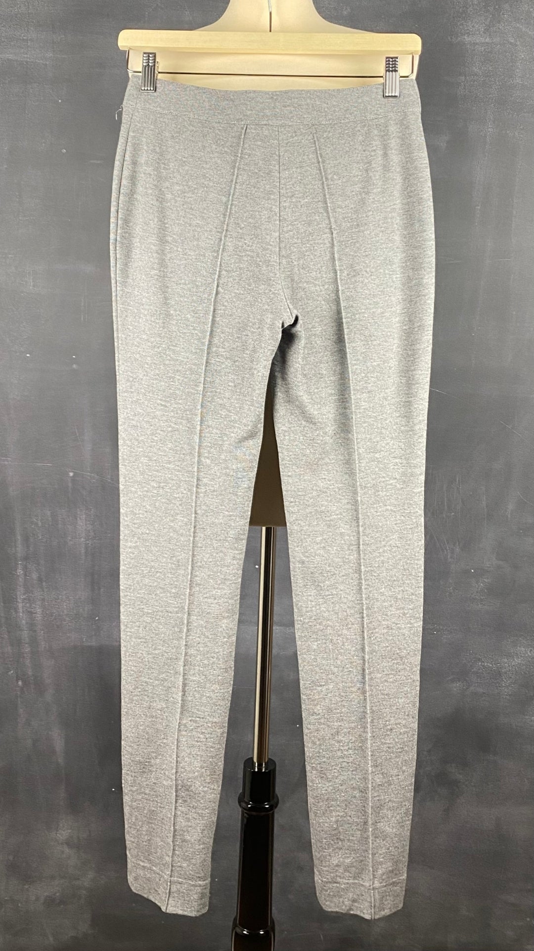 Pantalon luxueux extensible gris chiné Akris Punto, taille 34. Vue de dos.
