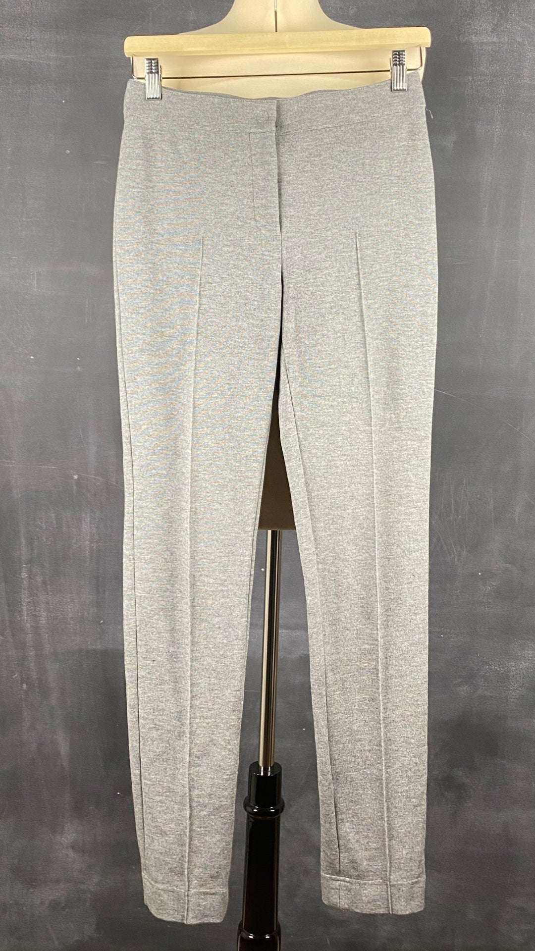Pantalon luxueux extensible gris chiné Akris Punto, taille 34. Vue de face.