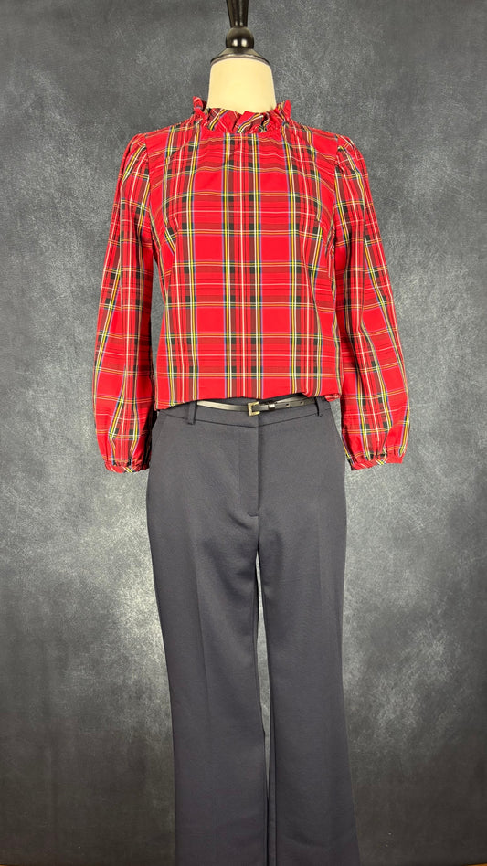 Pantalon classique marine foncé à jambe droite Iris Setlakwe, taille 2. Vue de l'agencement avec la blouse tartan J.Crew.