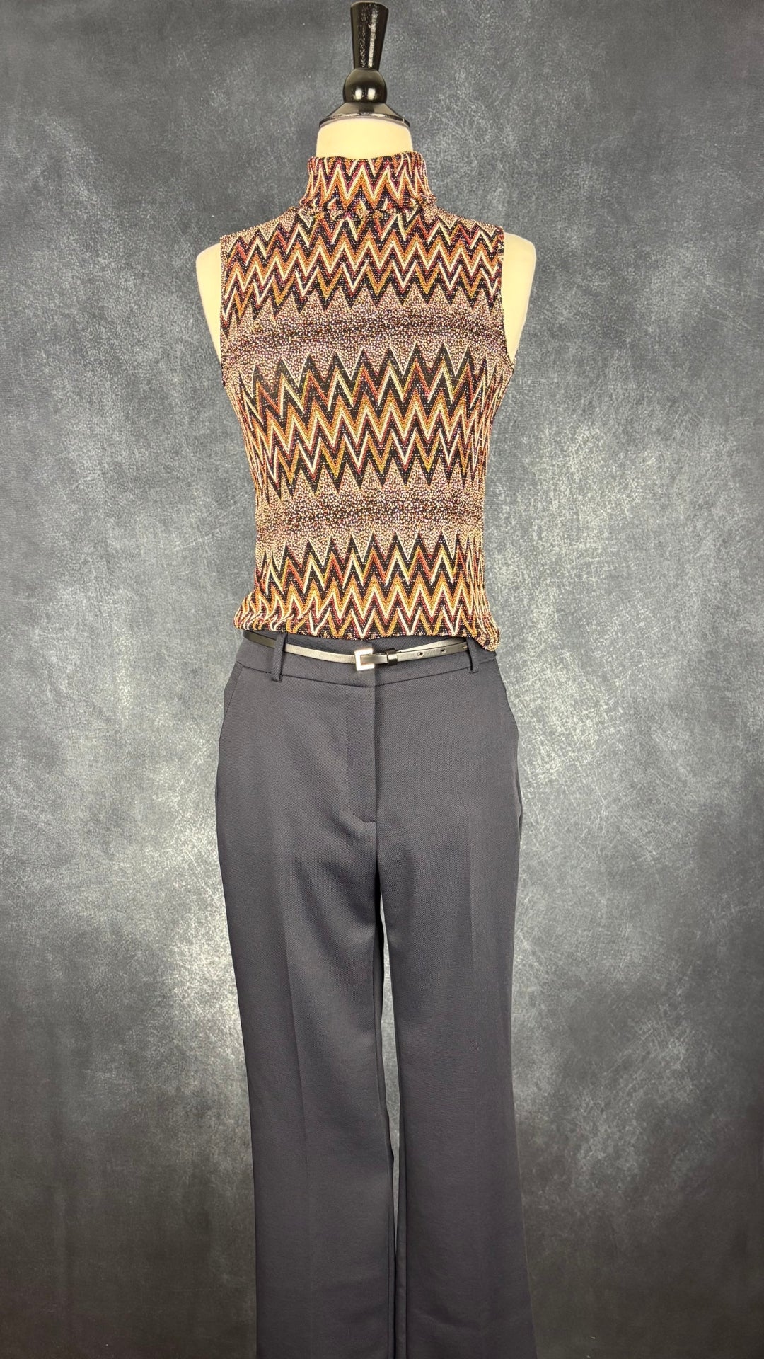 Pantalon classique marine foncé à jambe droite Iris Setlakwe, taille 2. Vue de l'agencement avec la camisole festive Sinequanone.