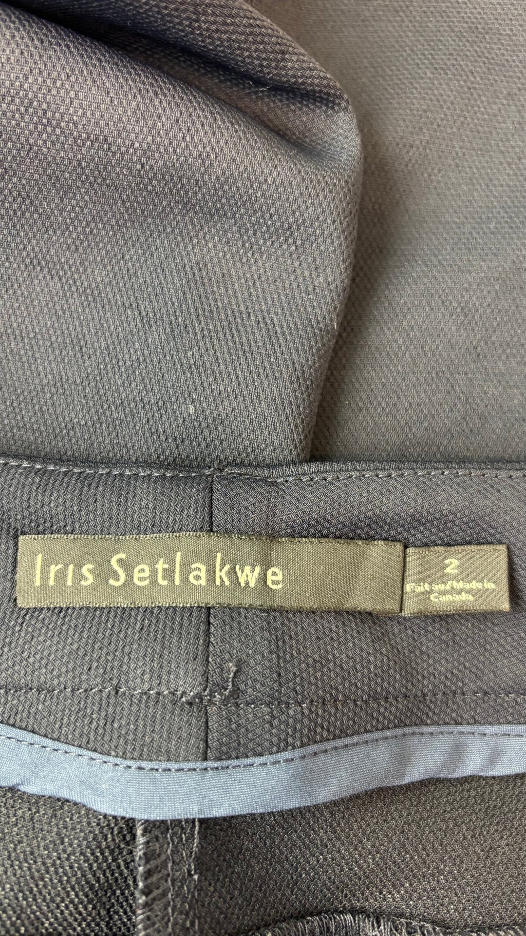 Pantalon classique marine foncé à jambe droite Iris Setlakwe, taille 2. Vue de l'étiquette.
