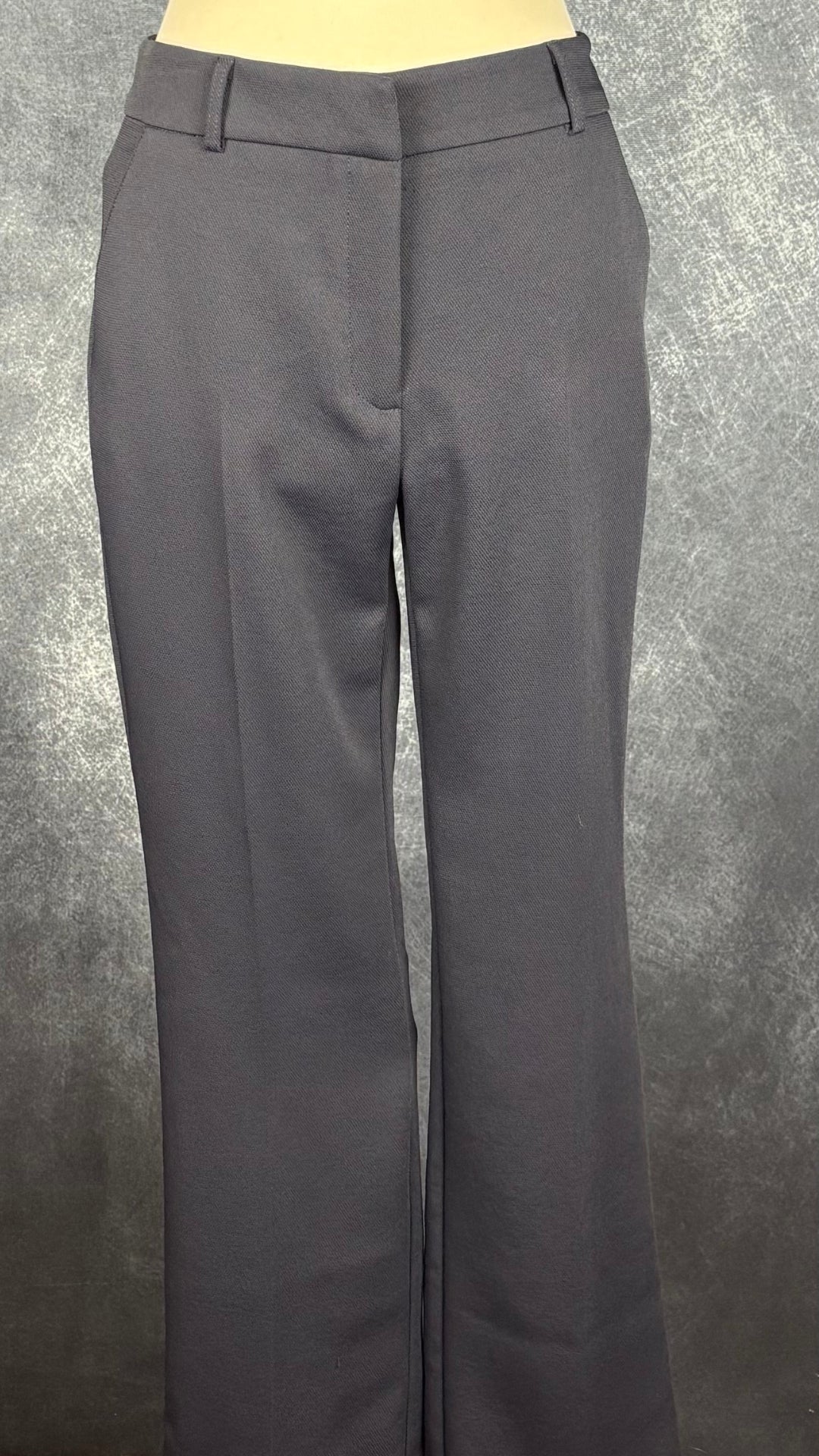 Pantalon classique marine foncé à jambe droite Iris Setlakwe, taille 2. Vue de face, sur le mannequin.