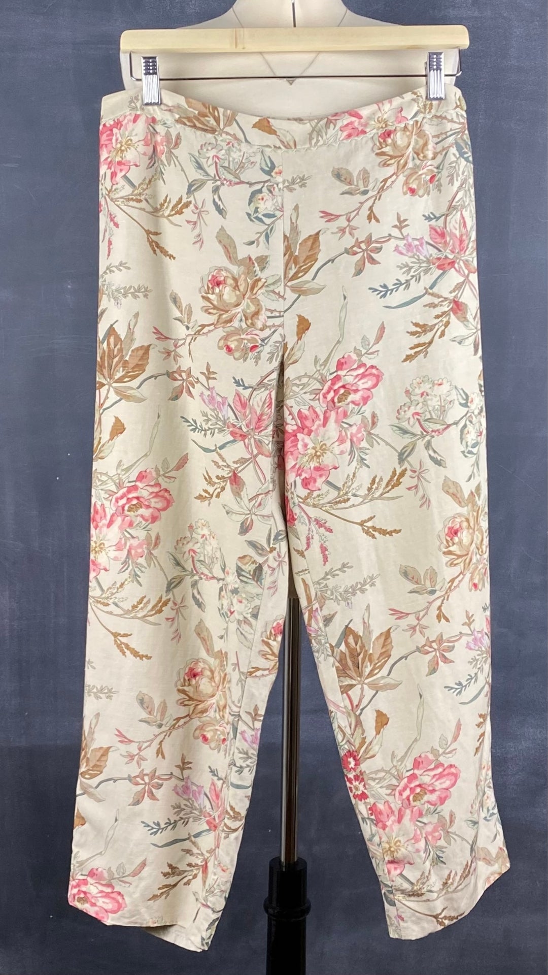 Pantalon motif floral en soie et lin Sutton Studio, taille 10. Vue de face.
