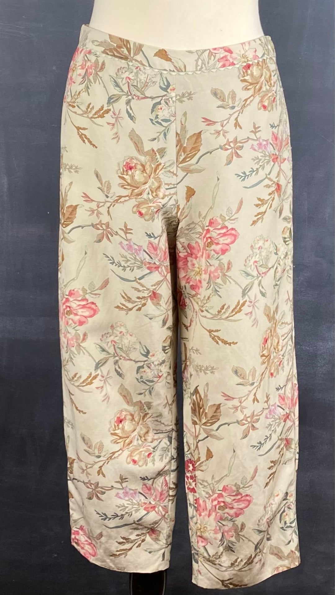 Pantalon motif floral en soie et lin Sutton Studio, taille 10. Vue de face sur un mannequin.