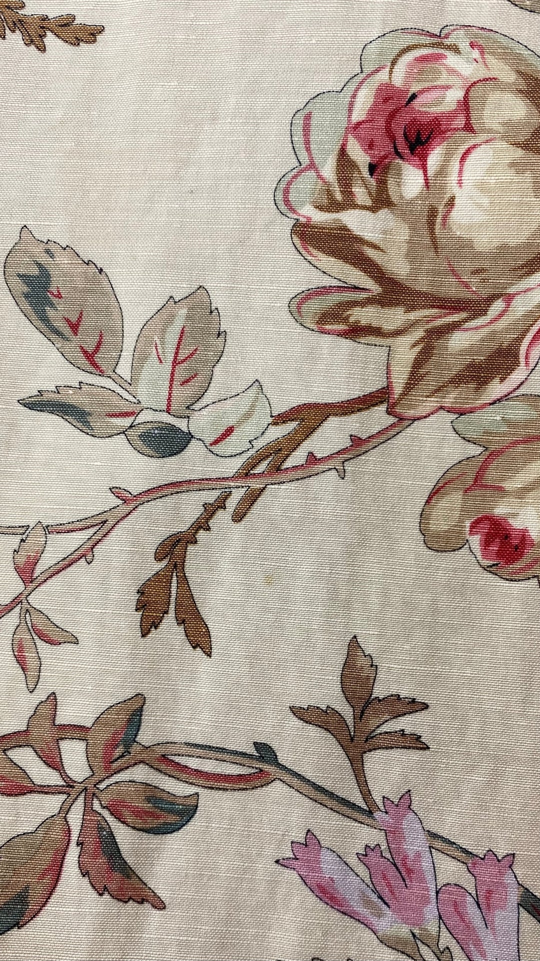 Pantalon motif floral en soie et lin Sutton Studio, taille 10. Vue de près du tissu et de mini taches.