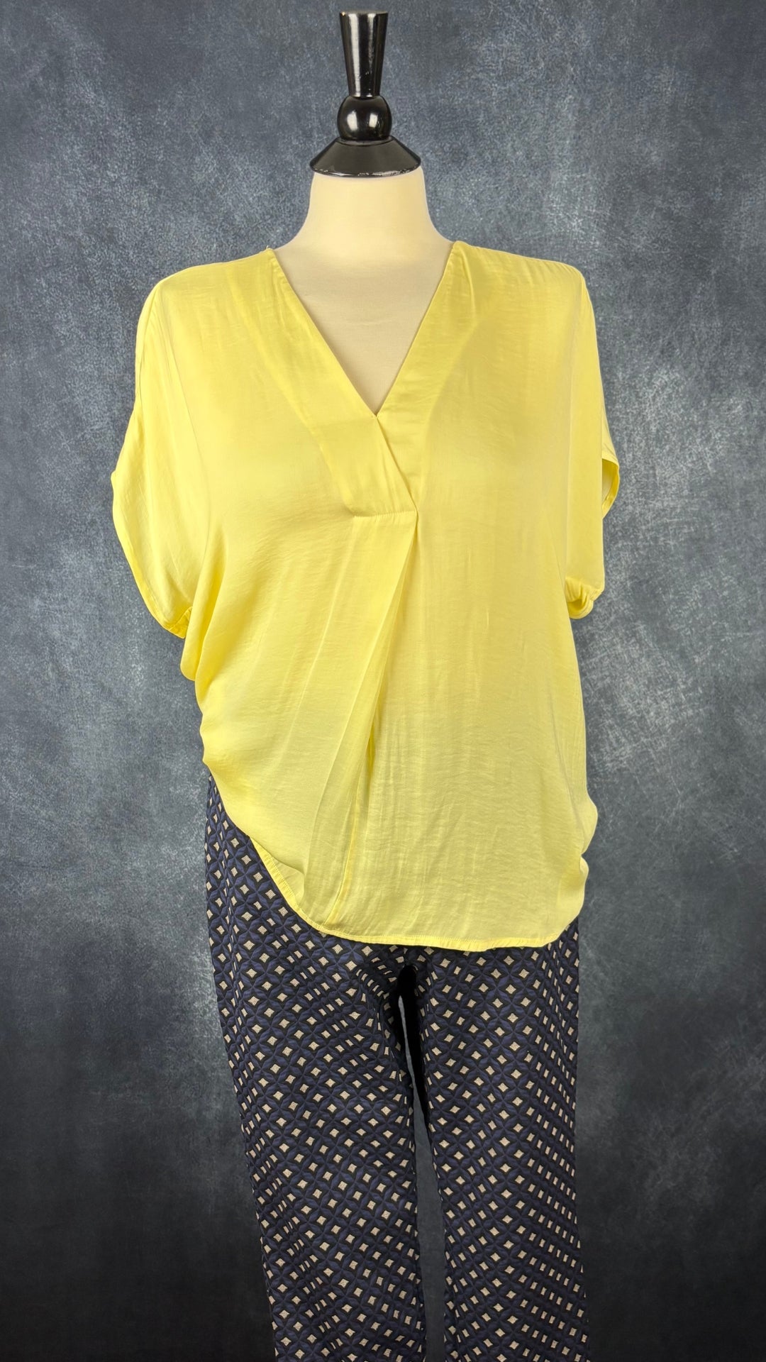 Pantalon jacquard à motifs marine et jaune Oui, taille 12. Vue de l'agencement avec le haut fluide jaune InWear.