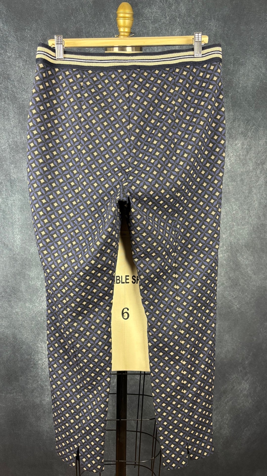 Pantalon jacquard à motifs marine et jaune Oui, taille 12. Vue de dos.