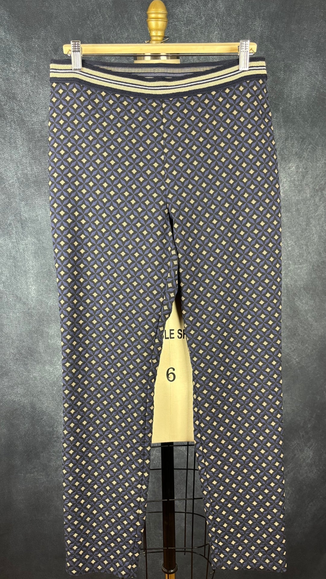 Pantalon jacquard à motifs marine et jaune Oui, taille 12. Vue de face.