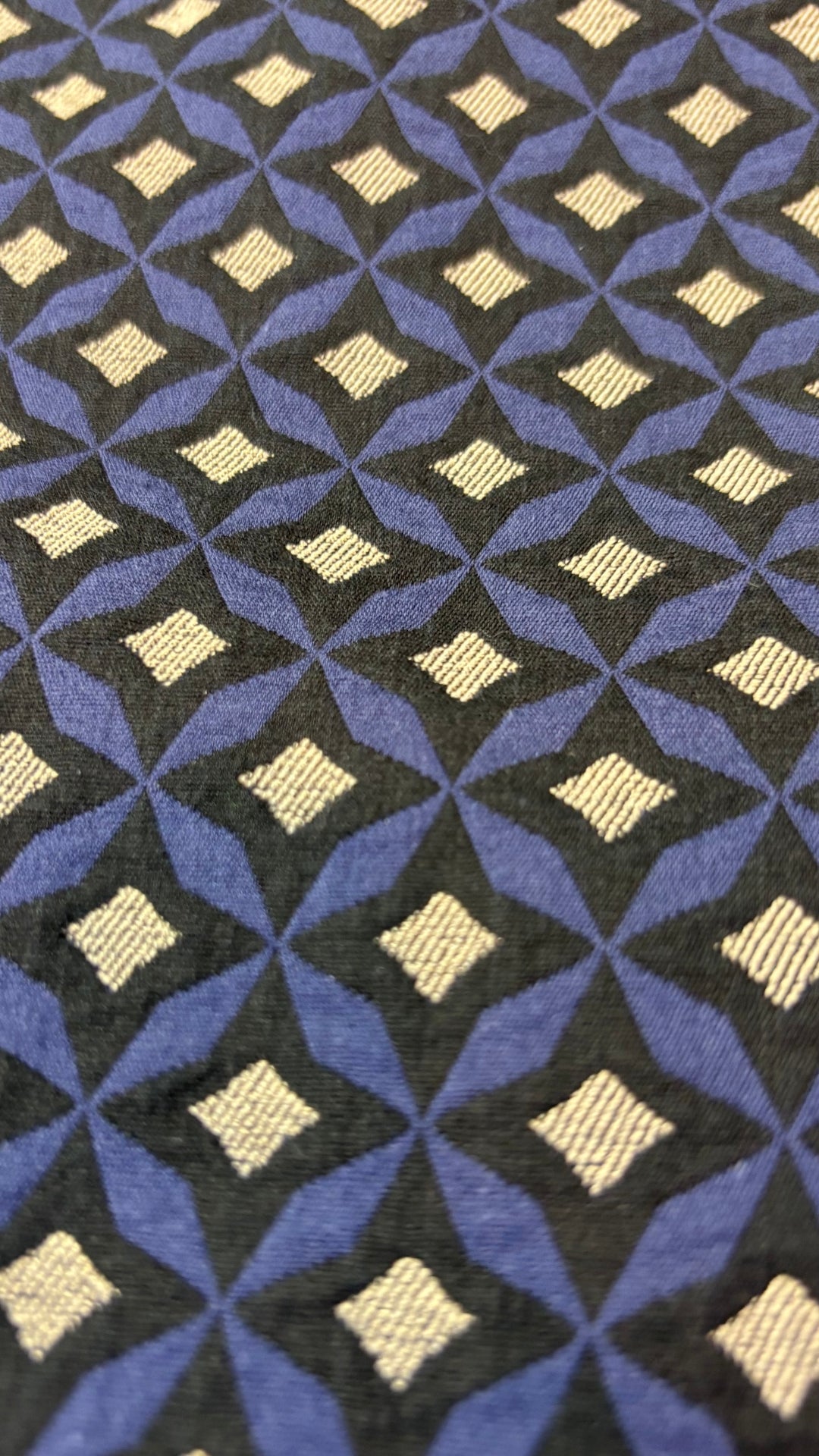 Pantalon jacquard à motifs marine et jaune Oui, taille 12. Vue de près du tissu.