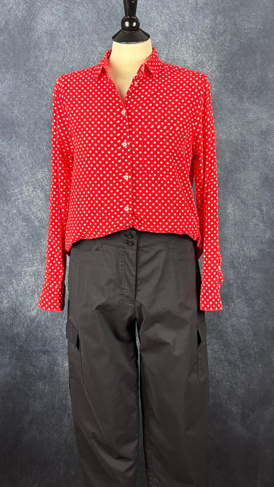 Pantalon noir cargo écourté Tilley, taille 8. Vue de l'agencement avec le chemisier rouge à pois Brax.