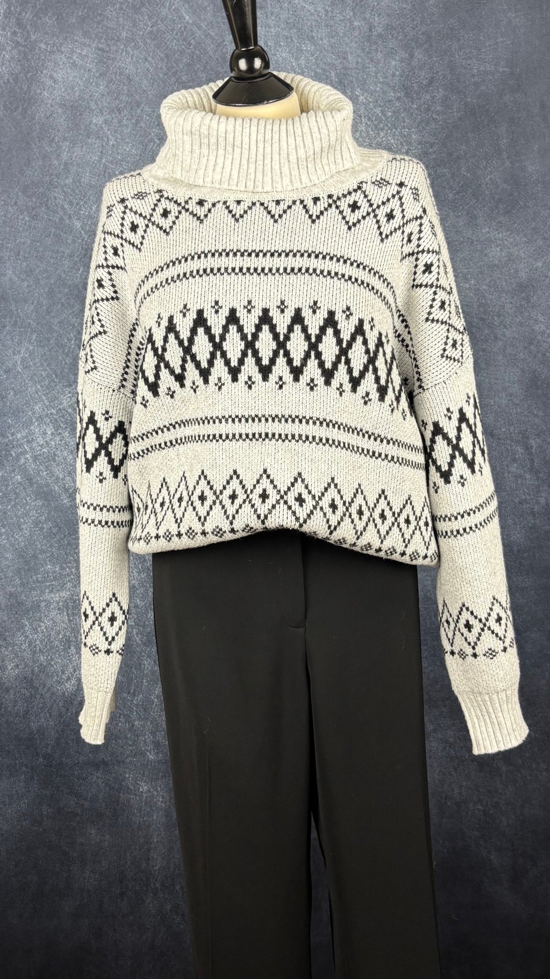 Pantalon noir classique moderne modèle Barrow, Lafayette 148 New York, taille 16. Vue de l'agencement avec le tricot à col roulé Joie.
