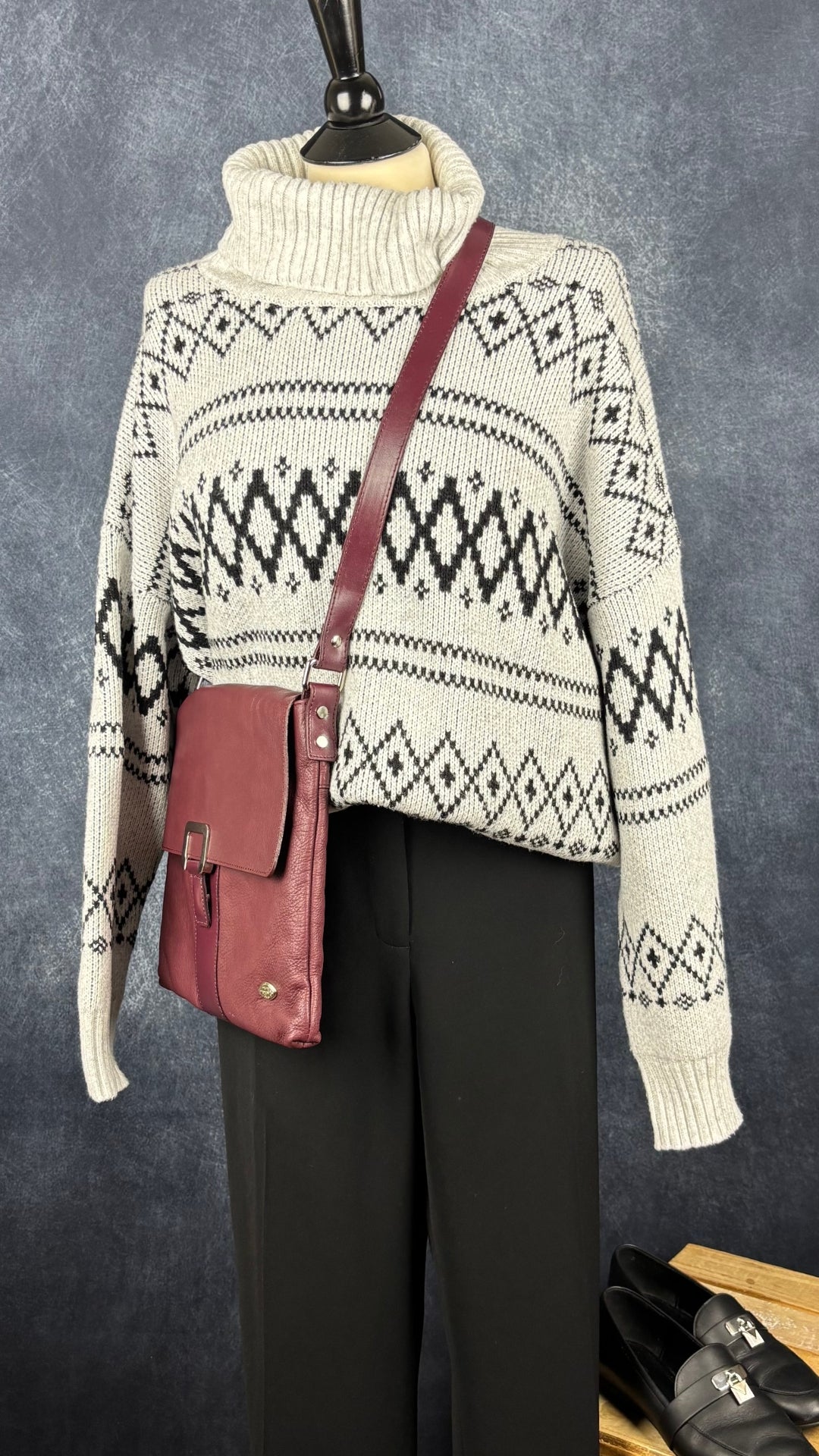 Pantalon noir classique moderne modèle Barrow, Lafayette 148 New York, taille 16. Vue de l'agencement avec le tricot à col roulé Joie, le sac à main The Trend et les flâneurs Michael Kors.