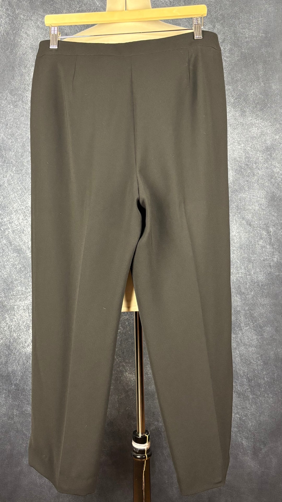 Pantalon noir classique moderne modèle Barrow, Lafayette 148 New York, taille 16. Vue de dos.
