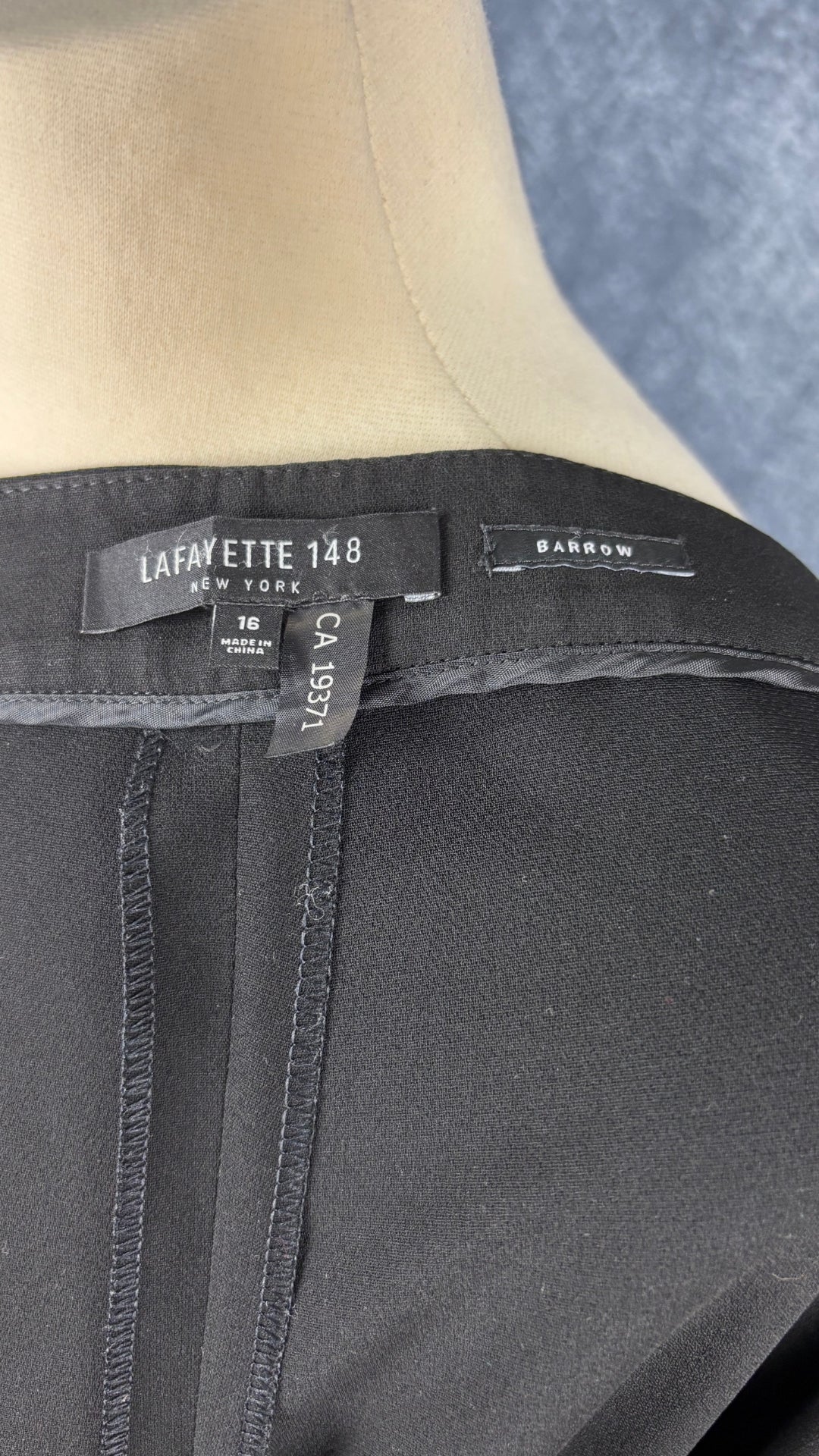 Pantalon noir classique moderne modèle Barrow, Lafayette 148 New York, taille 16. Vue de l'étiquette.