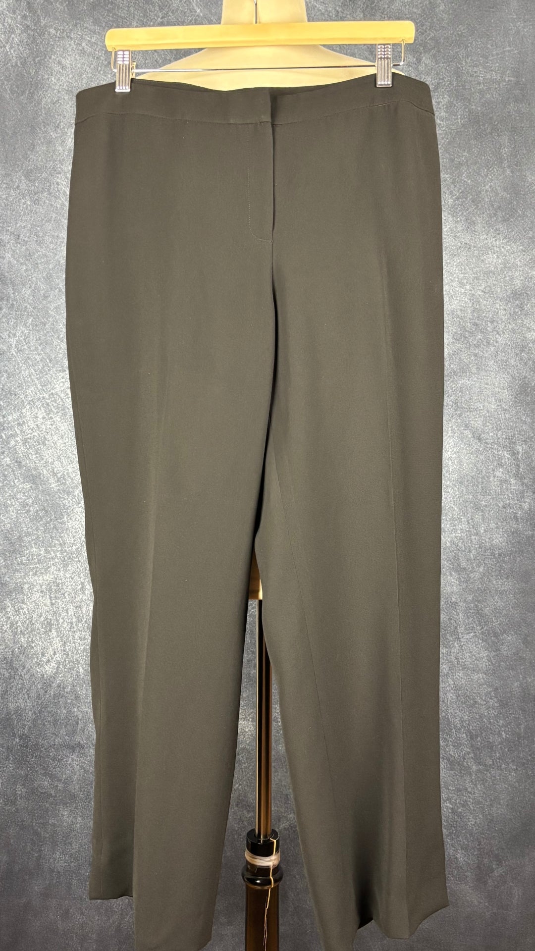 Pantalon noir classique moderne modèle Barrow, Lafayette 148 New York, taille 16. Vue de face.