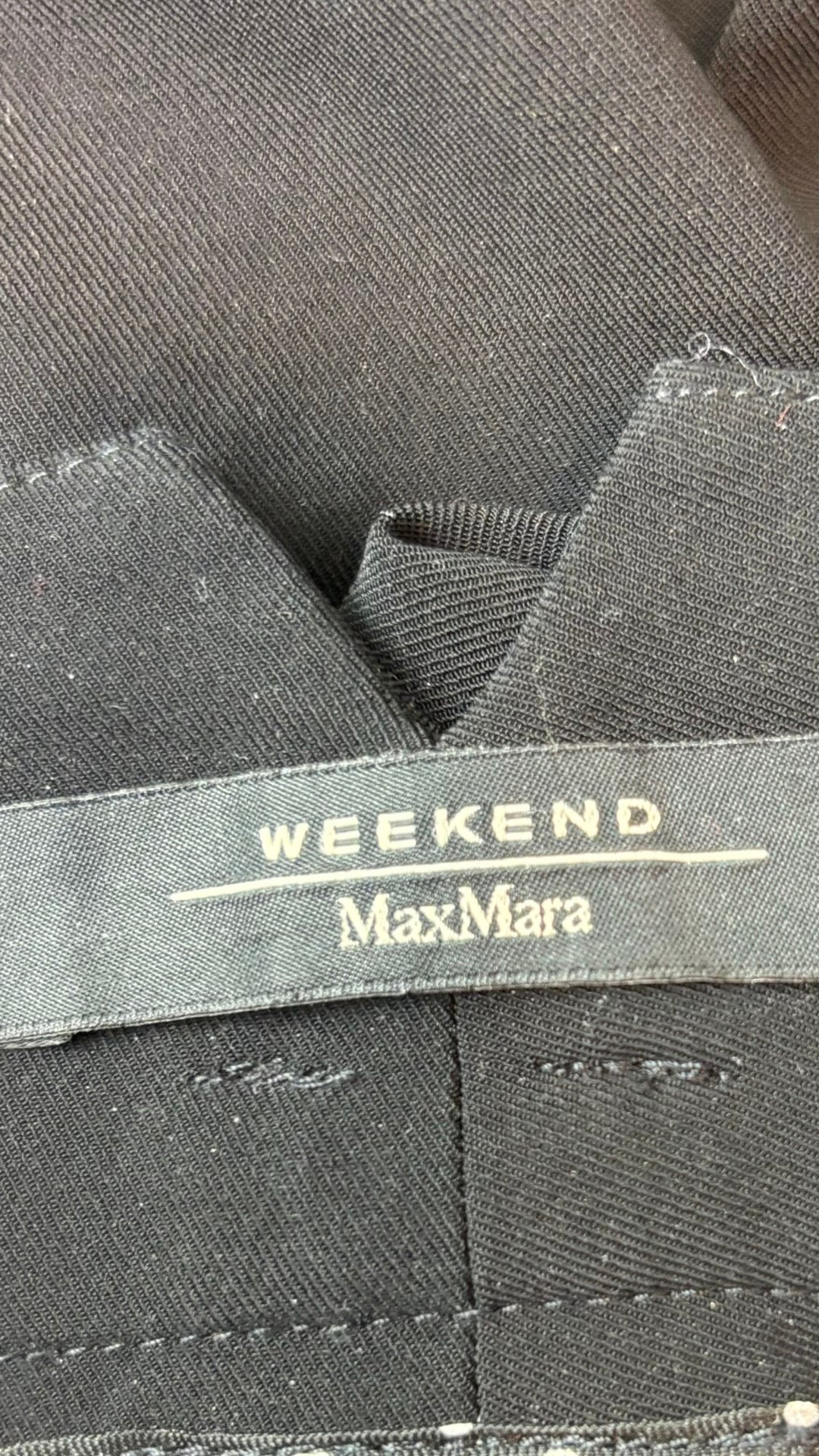 Pantalon noir classique Weekend MaxMara, taille estimée à m/l. Vue de l'étiquette.