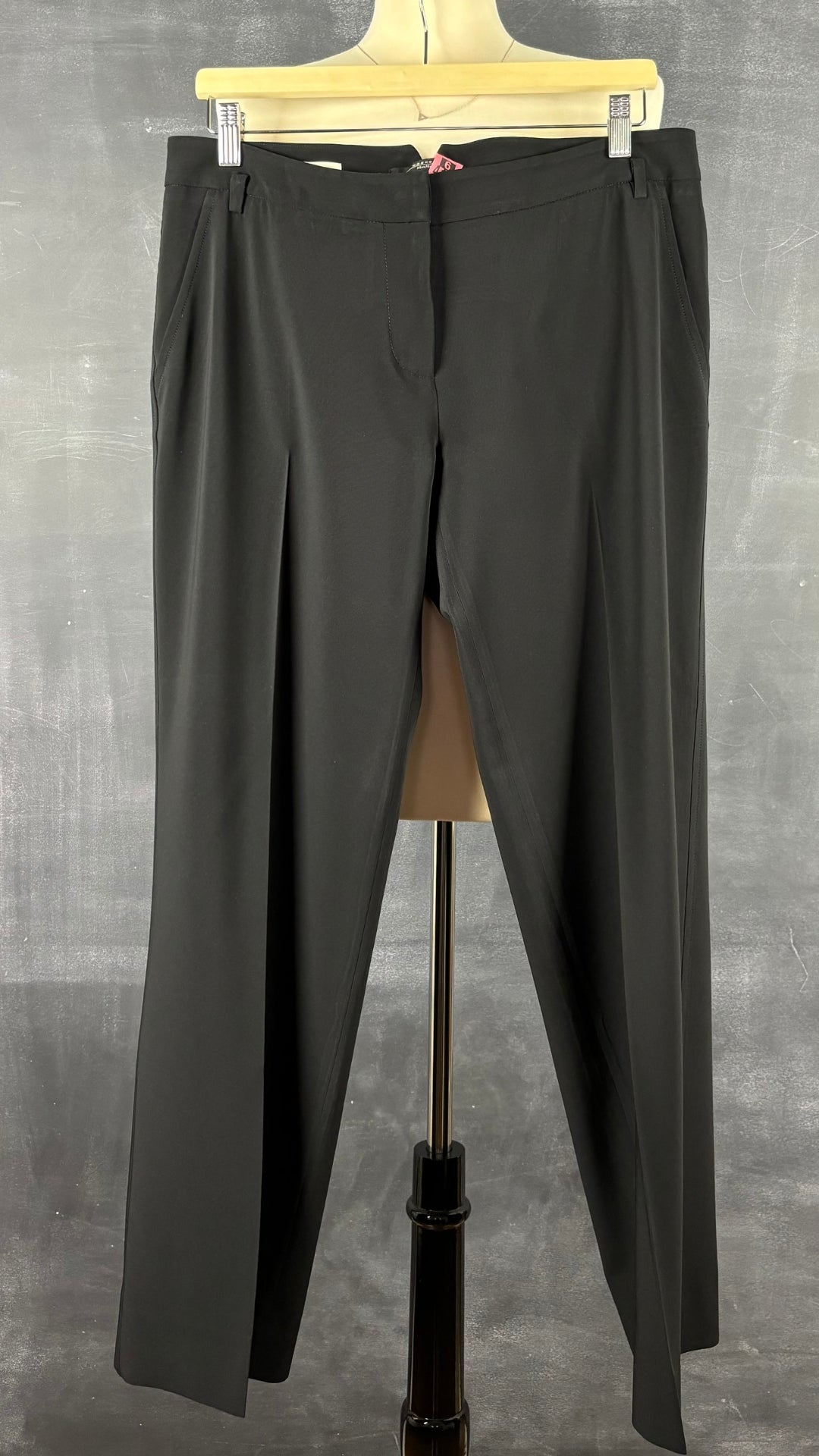 Pantalon noir classique Weekend MaxMara, taille estimée à m/l. Vue de face.