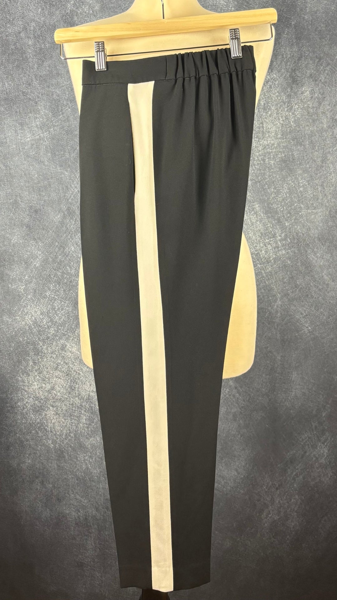 Pantalon noir court avec bandes lisérées crème sur les côtés Babaton, taille 2. Vue de côté.