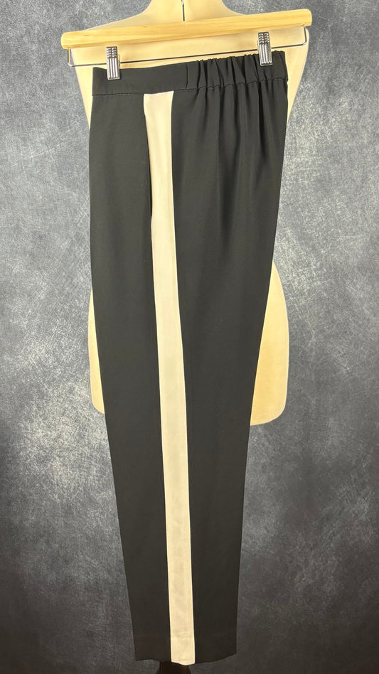 Pantalon noir court avec bandes lisérées crème sur les côtés Babaton, taille 2. Vue de côté.