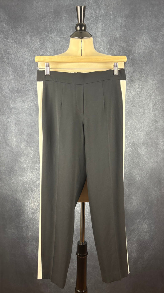 Pantalon noir court avec bandes lisérées crème sur les côtés Babaton, taille 2. Vue de face.