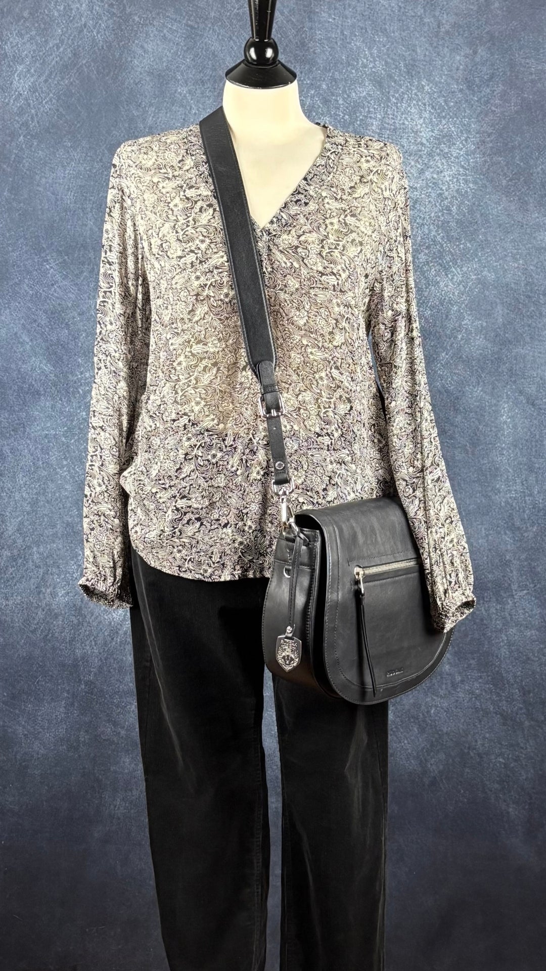 Pantalon noir coupe étroite en velours côtelé Part Two, taille 38 qui correspond environ à medium. Vue de l'agencement avec le sac Rudsak et la blouse Part Two.