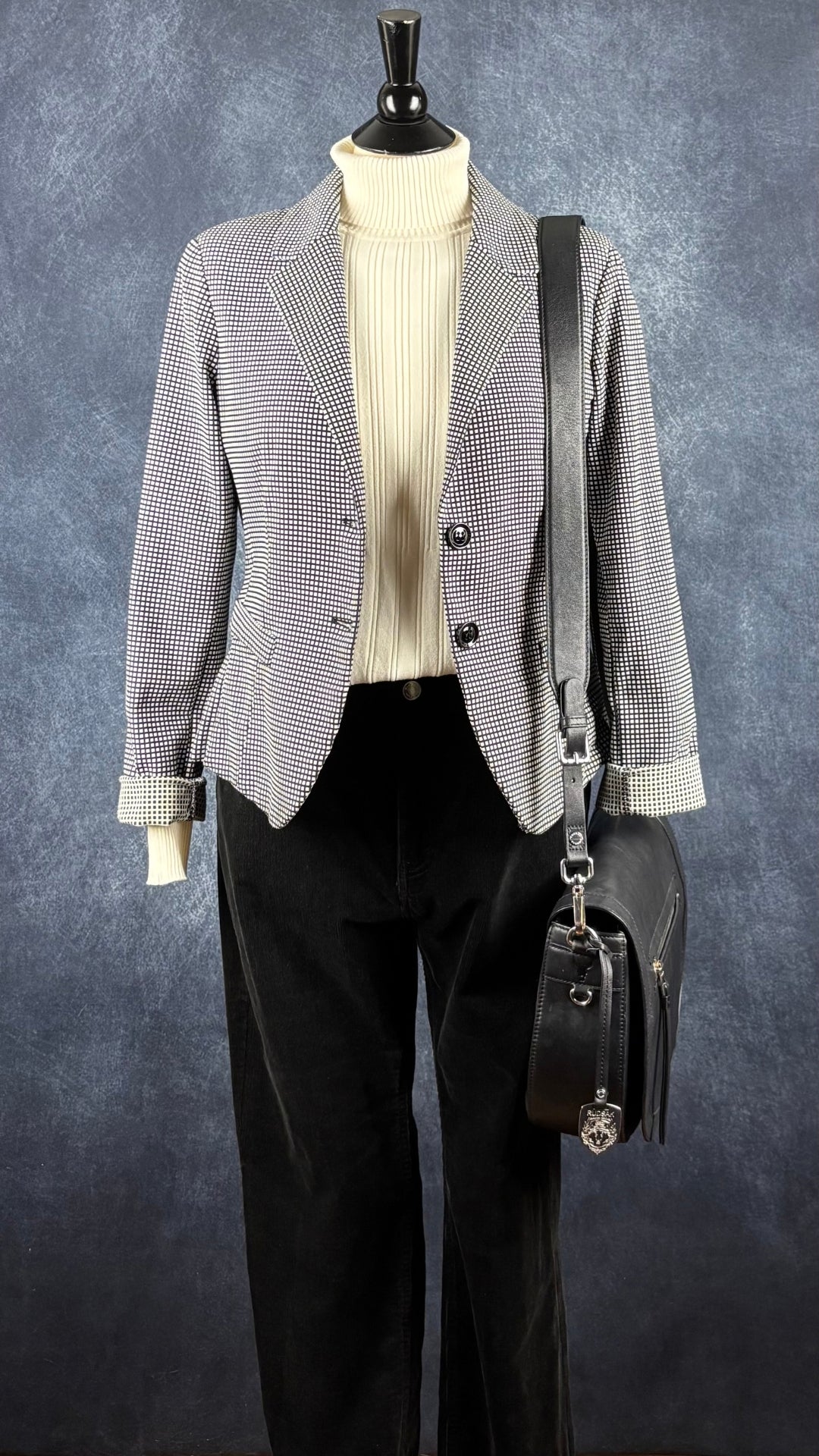 Pantalon noir coupe étroite en velours côtelé Part Two, taille 38 qui correspond environ à medium. Vue de l'agencement avec le col roulé crème, le blazer Imperial et le sac Rudsak.