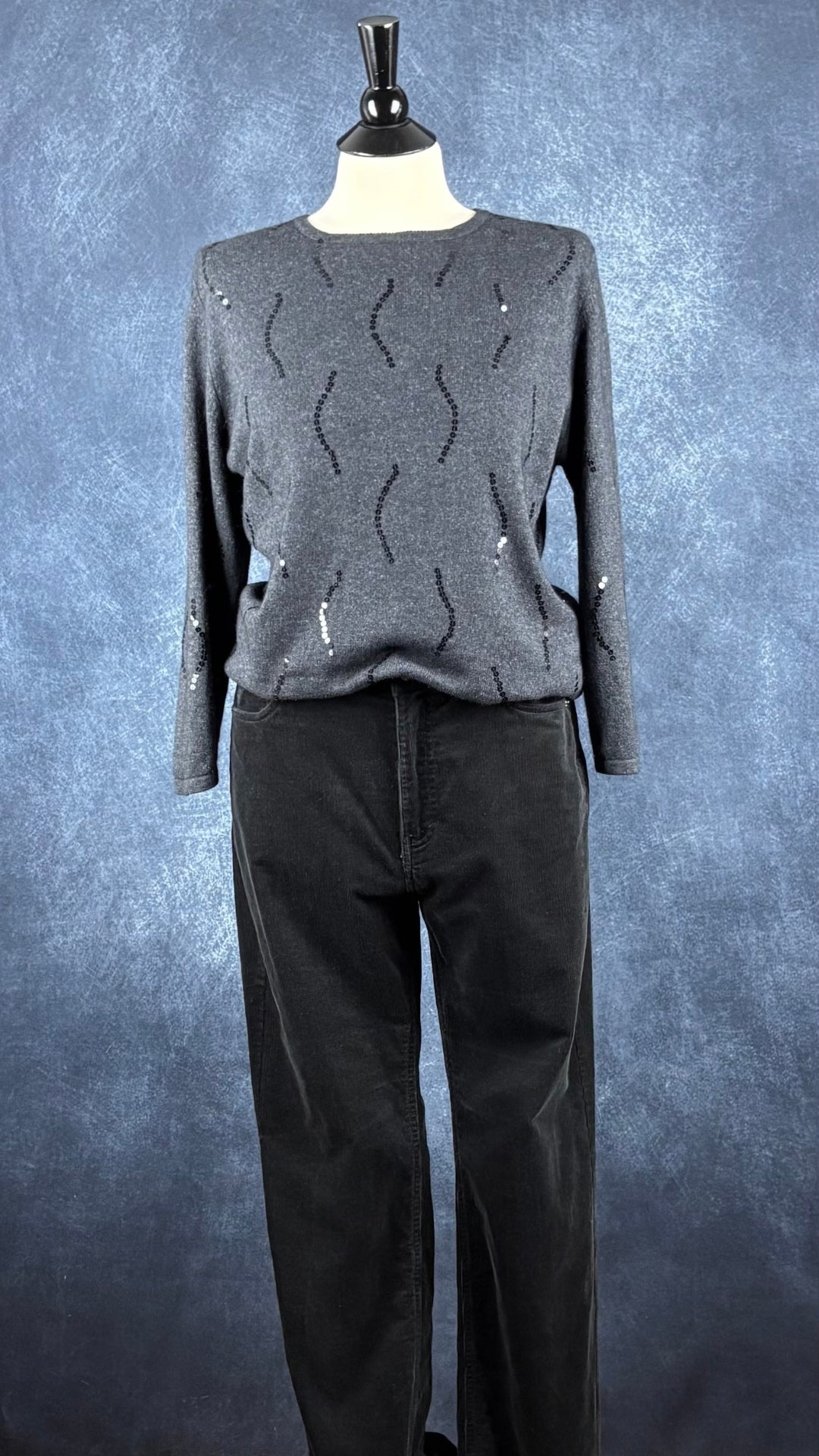 Pantalon noir coupe étroite en velours côtelé Part Two, taille 38 qui correspond environ à medium. Vue de l'agencement avec le fin tricot à paillettes Jax.