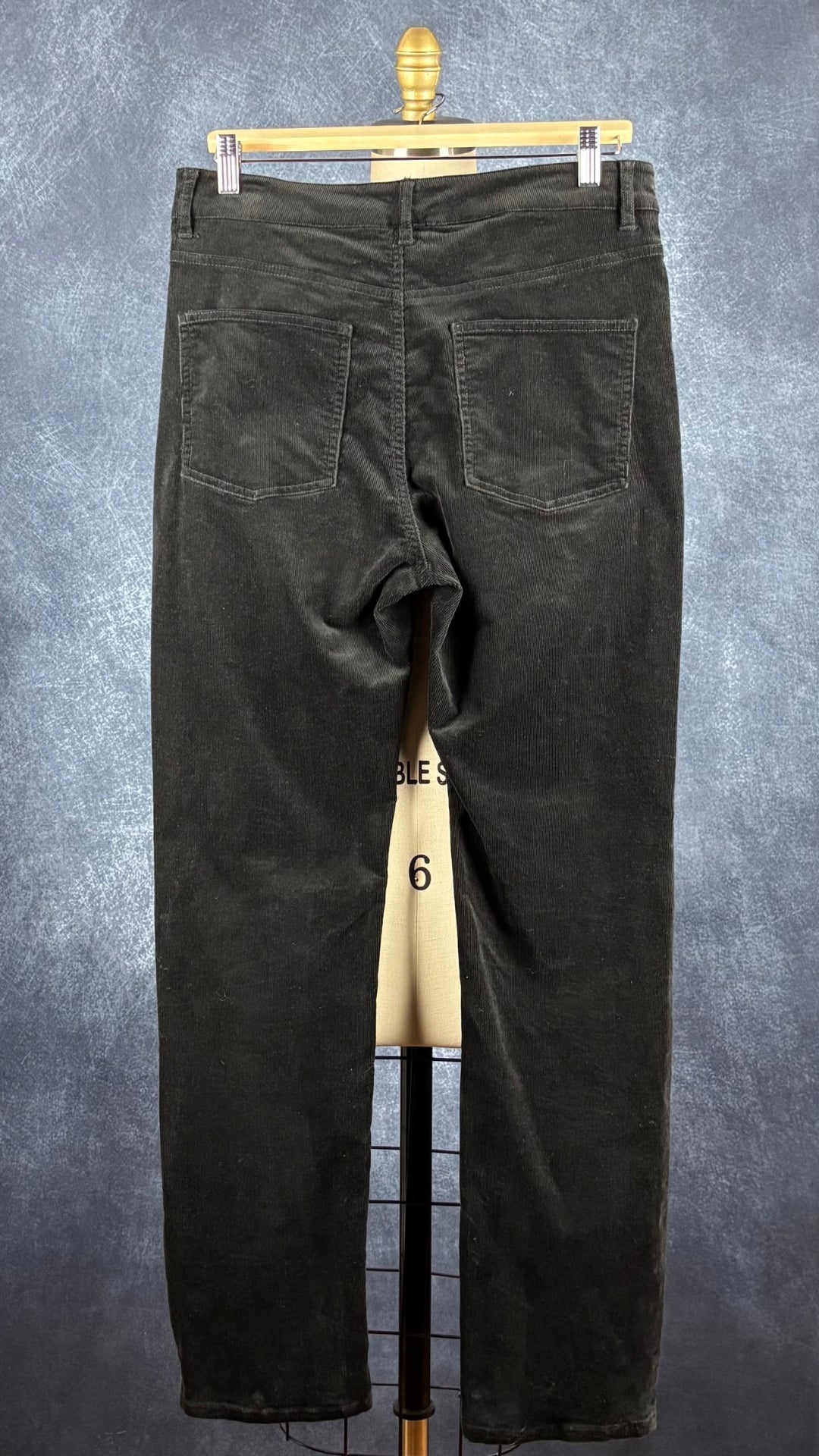 Pantalon noir coupe étroite en velours côtelé Part Two, taille 38 qui correspond environ à medium. Vue de dos.