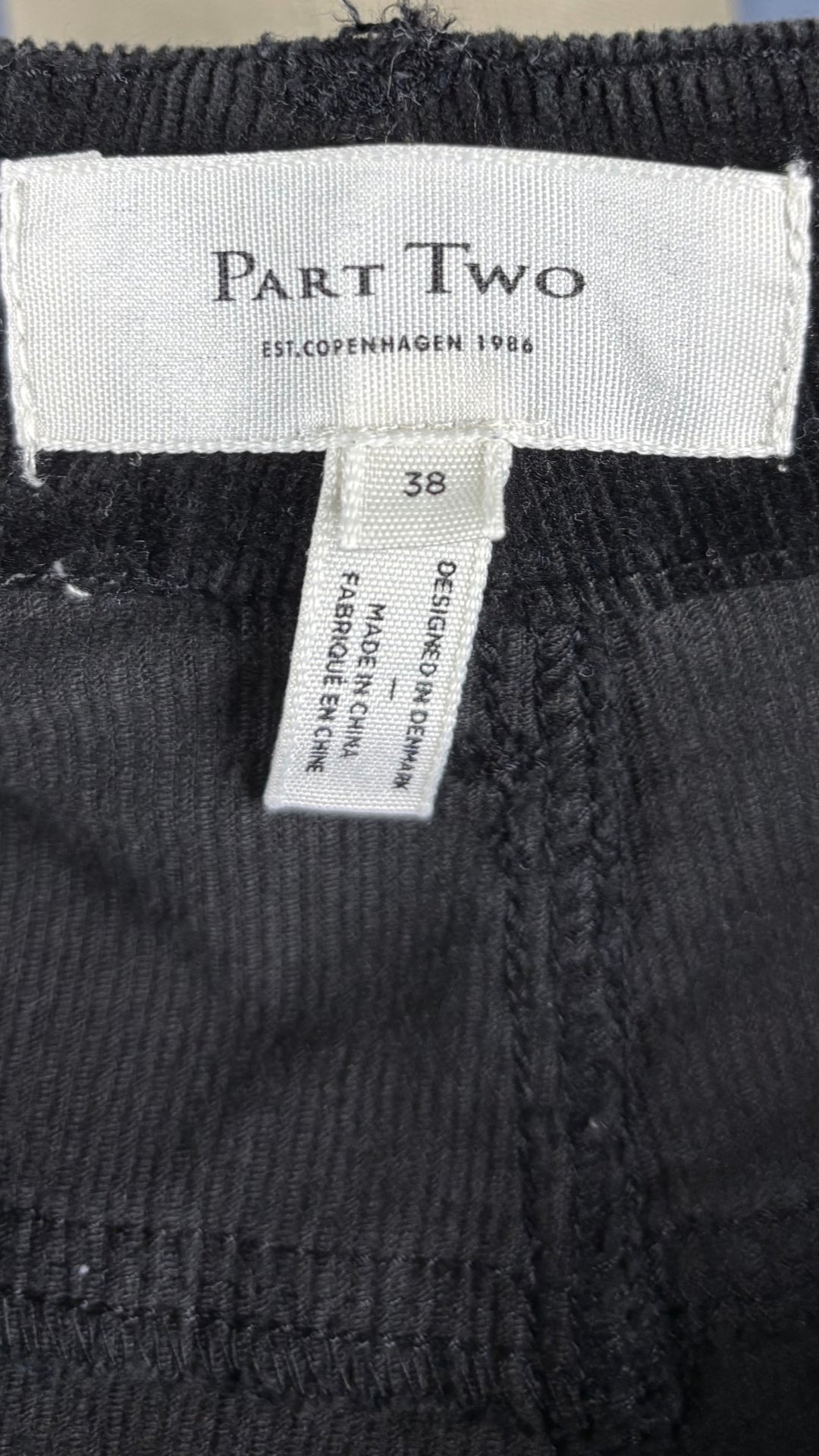 Pantalon noir coupe étroite en velours côtelé Part Two, taille 38 qui correspond environ à medium. Vue de l'étiquette.