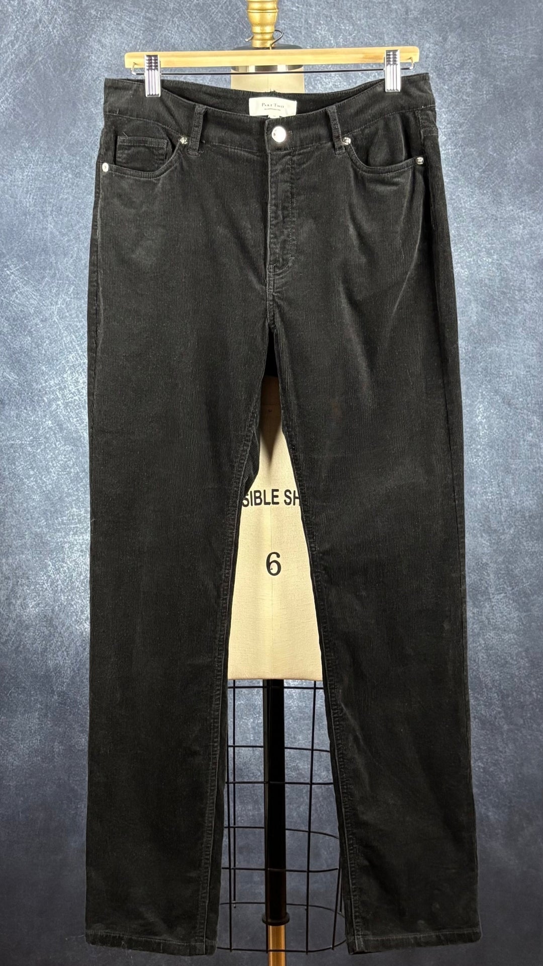 Pantalon noir coupe étroite en velours côtelé Part Two, taille 38 qui correspond environ à medium. Vue de face, sur cintre.